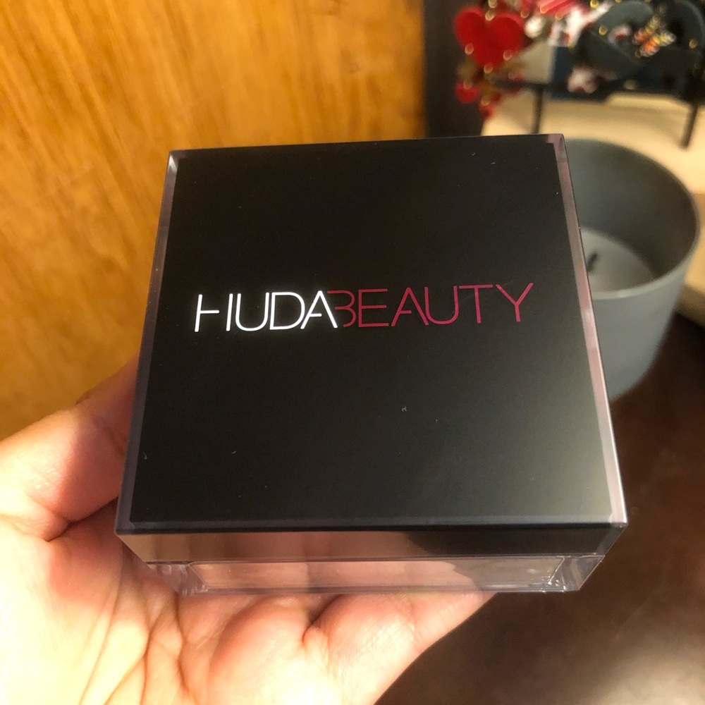NWT Huda Beauty Face Powder